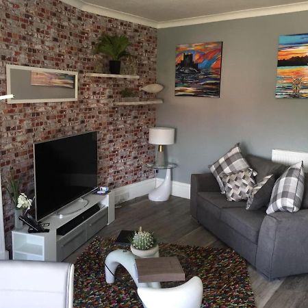 Lovely 2- Bed Apartment In Hawick Extérieur photo