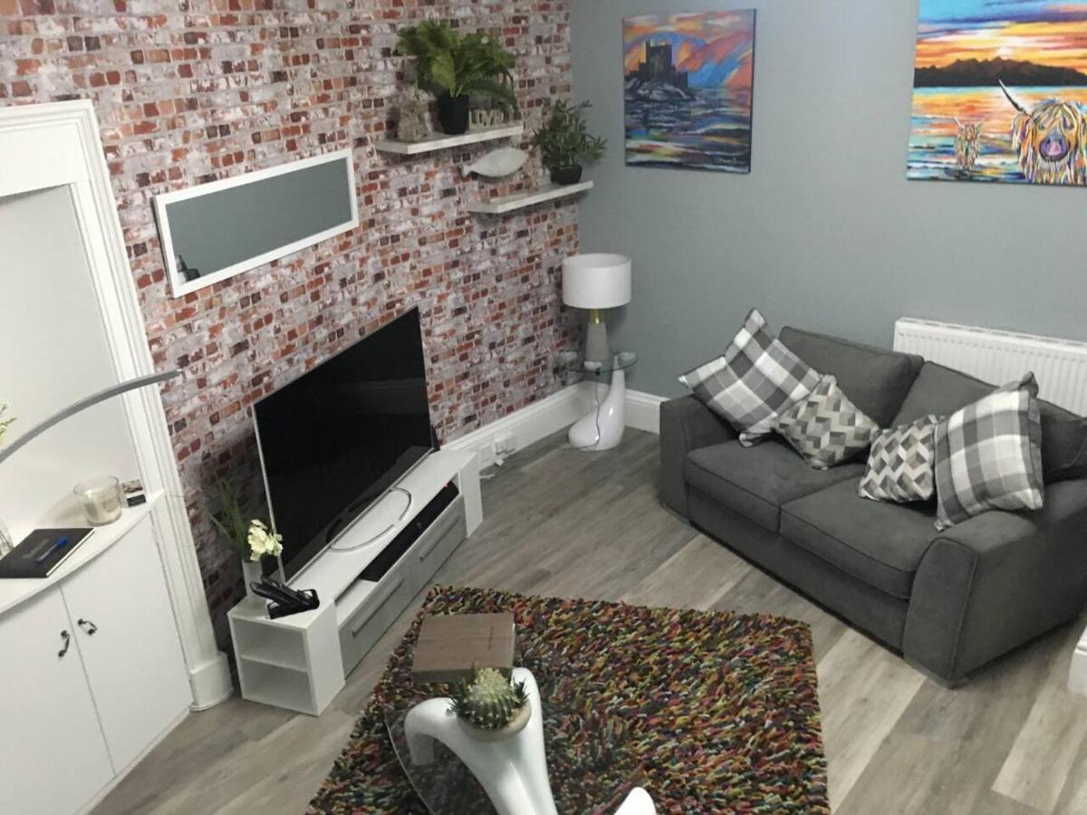 Lovely 2- Bed Apartment In Hawick Extérieur photo