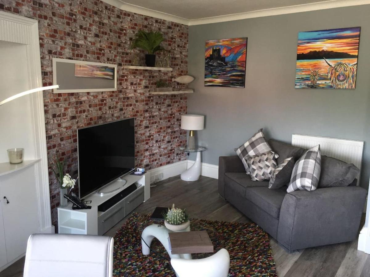 Lovely 2- Bed Apartment In Hawick Extérieur photo